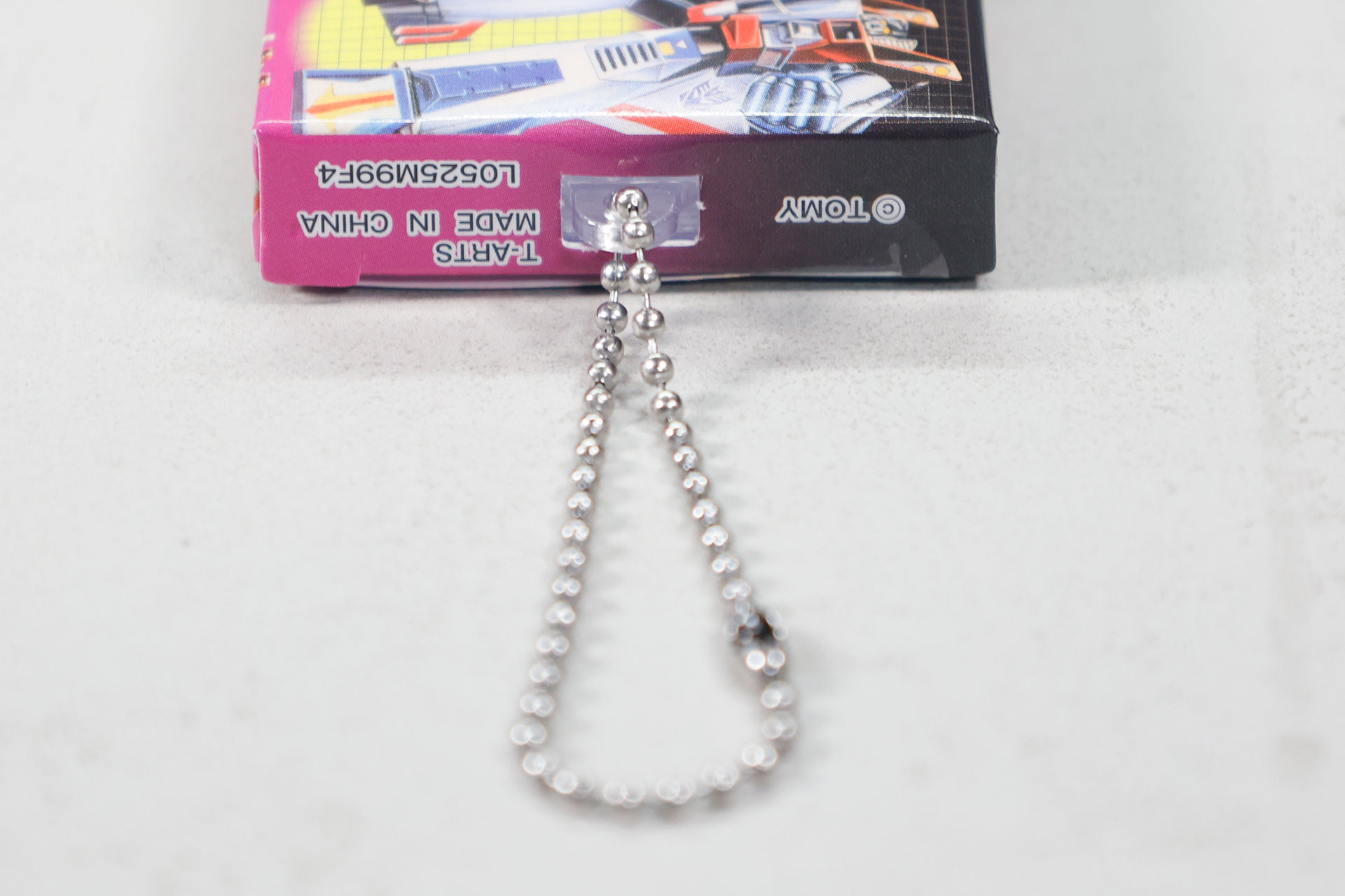 ボールチェーンは最初から付いた状態になっている