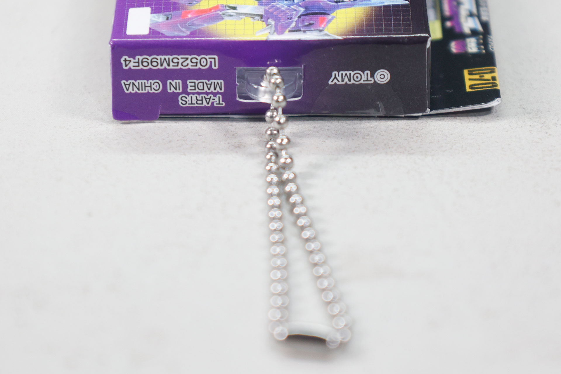 ボールチェーンでお気に入りのアイテムに付けておくことができる