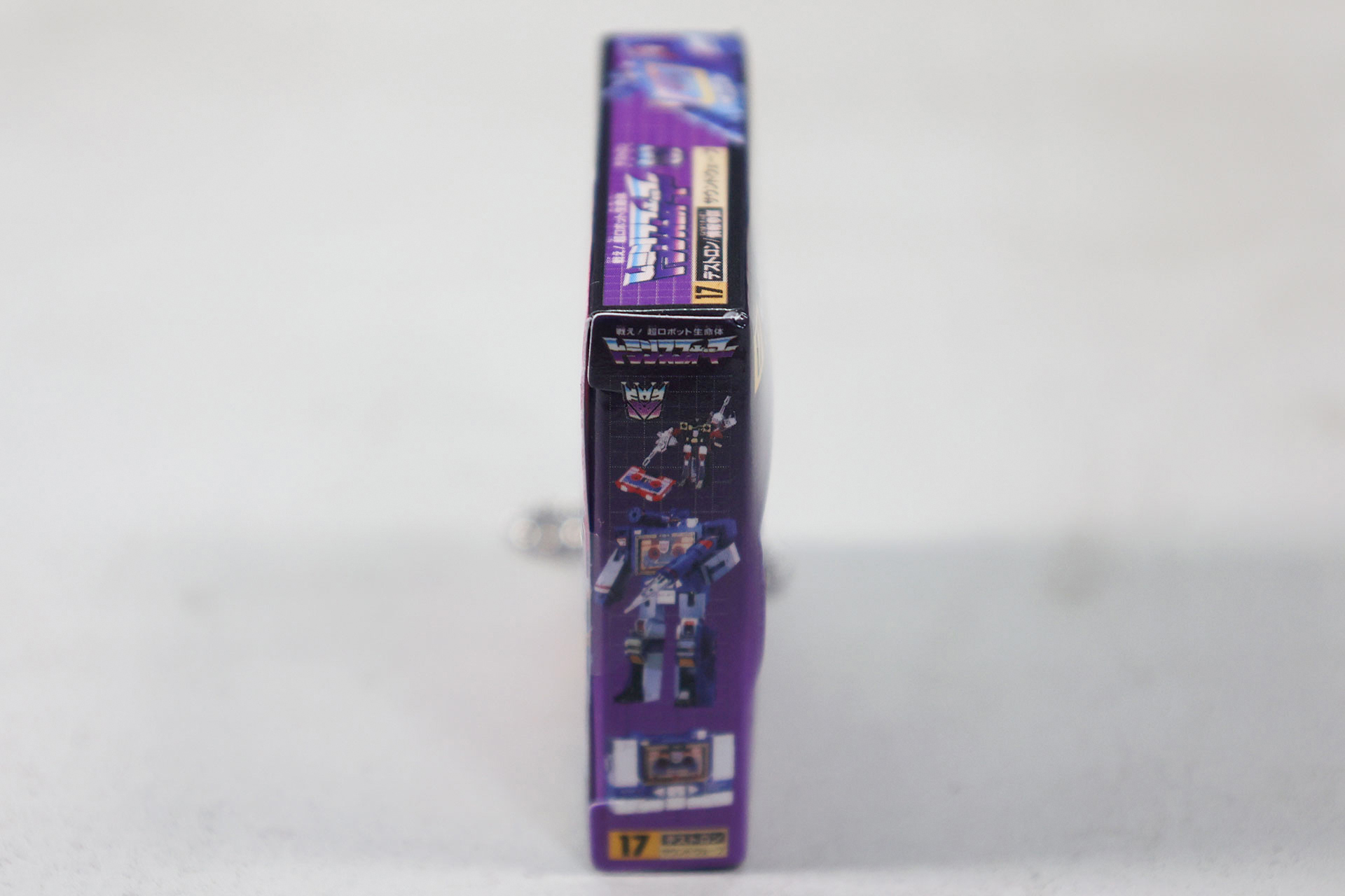 他のデストロン同様にパッケージの厚みはあまりない