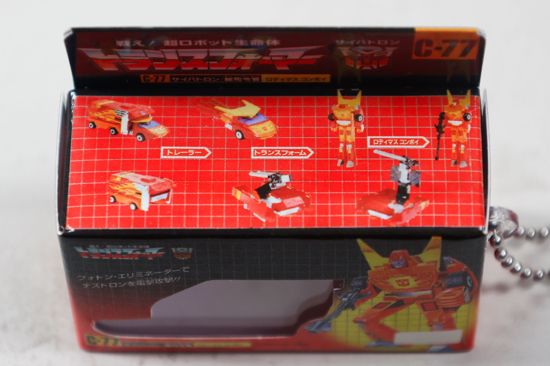 それぞれの面で異なるデザインになっているのは面白い