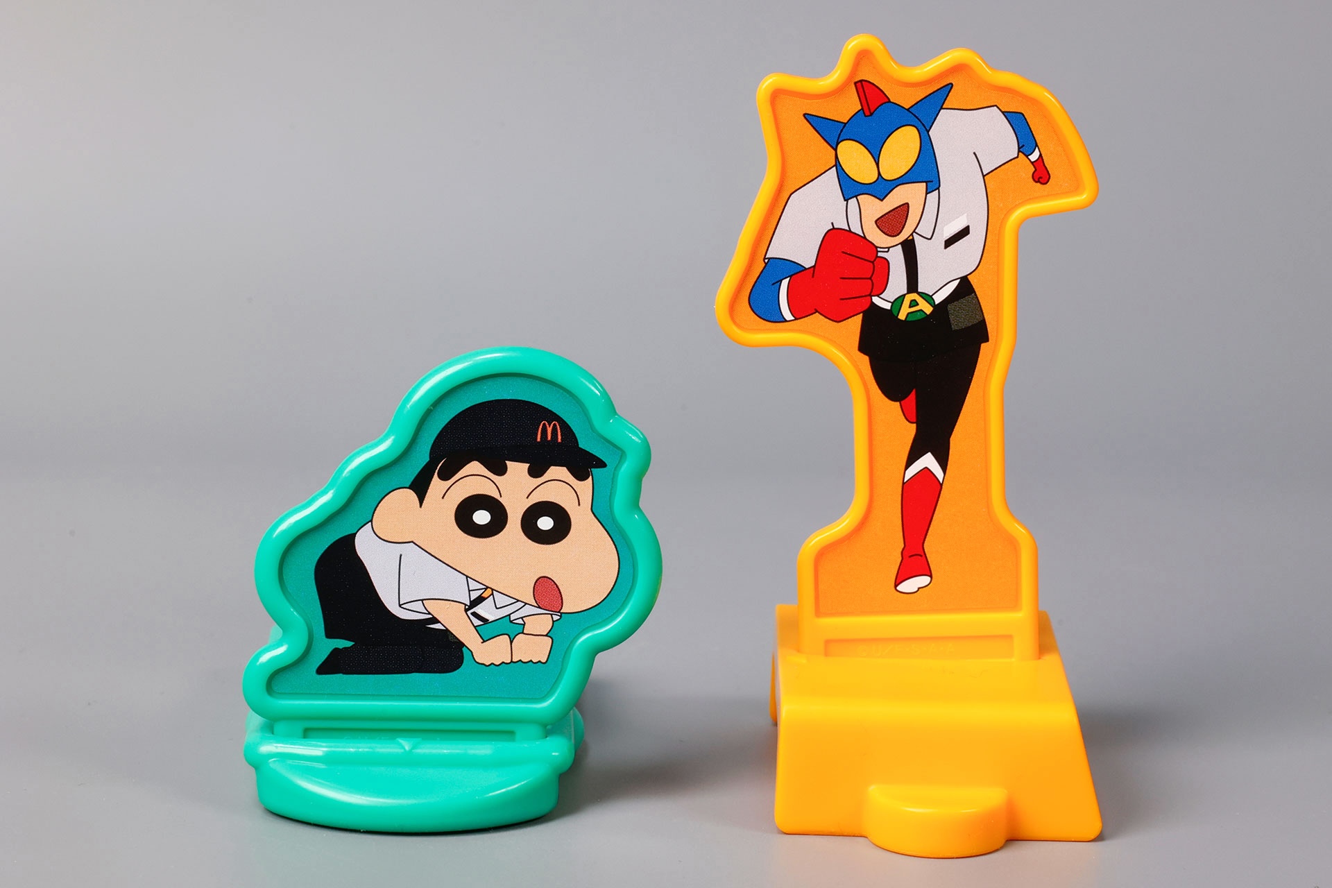 しんちゃんとアクション仮面のどちらもクルーの衣装に身を包んでいる