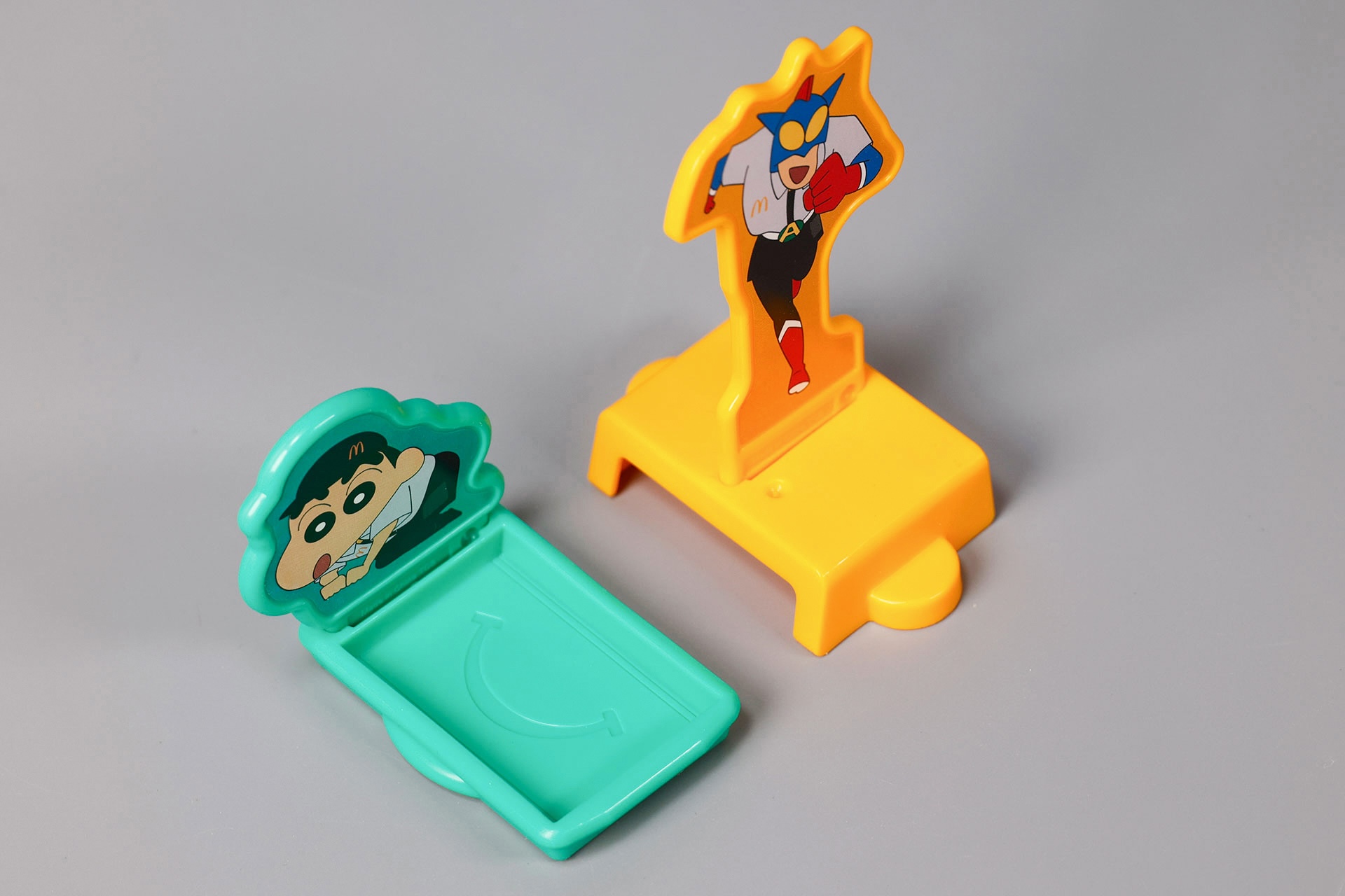 しんちゃんのトレイには、マクドナルドのマークも描かれている