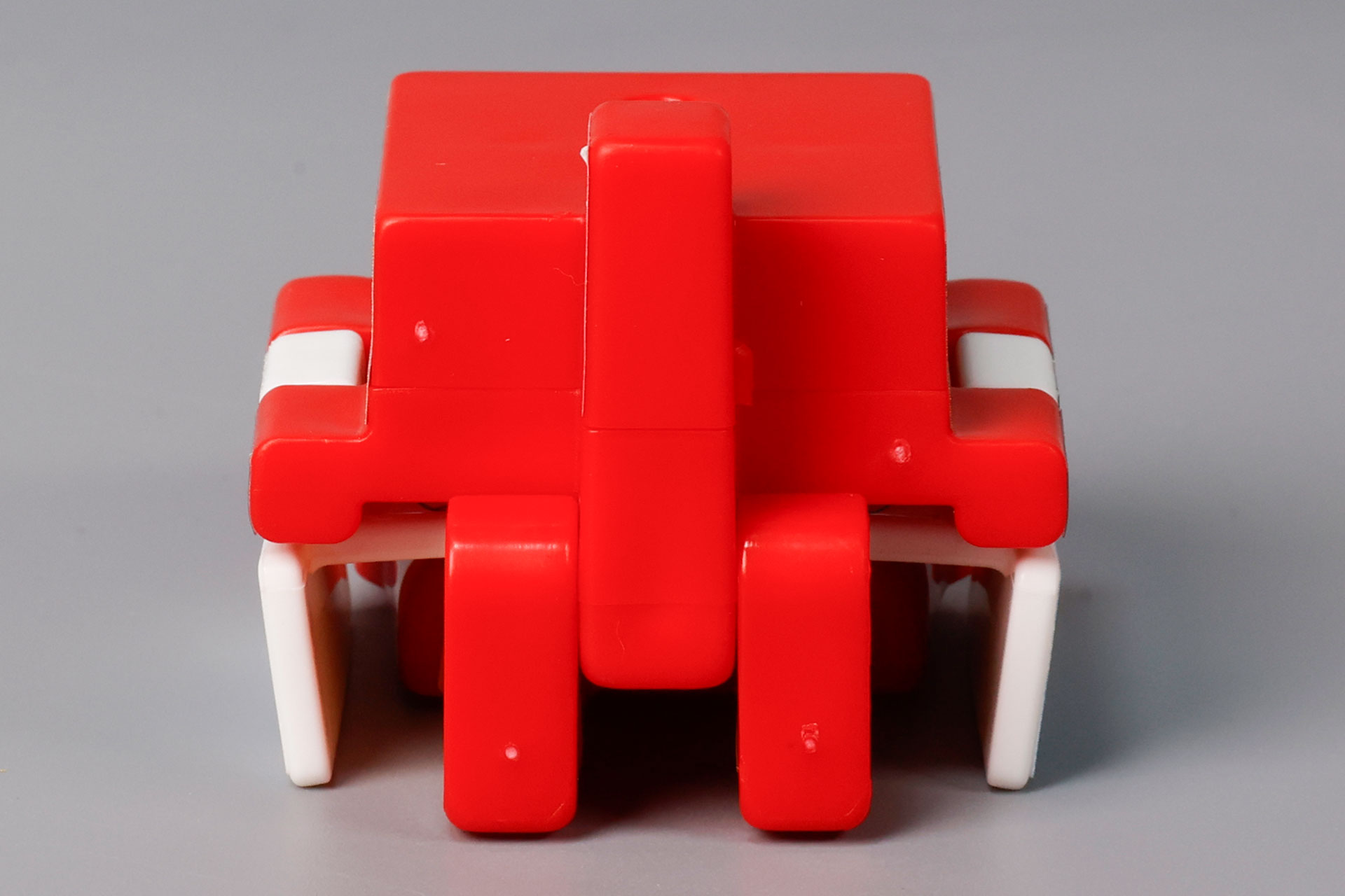 変形するため、横から見ると少しいびつだ