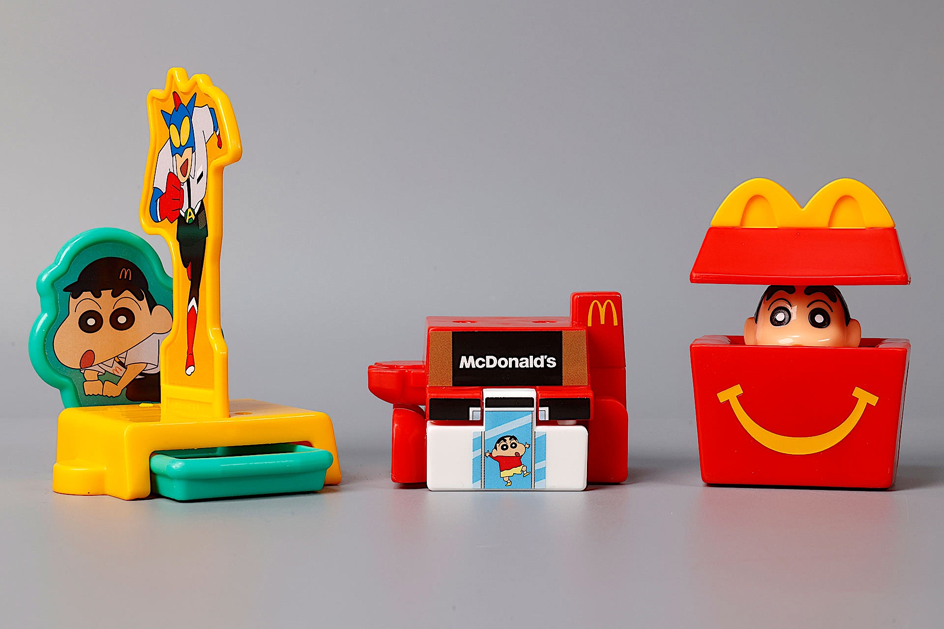 こちらが第1弾（1月16日〜1月22日）のハッピーセット「クレヨンしんちゃん」に登場するおもちゃ。写真左から「しんちゃんのアクションスライダー」、「レストランがへんしん！カンタム・ロボ」、「ハッピーセットからひょっこりしんちゃん」