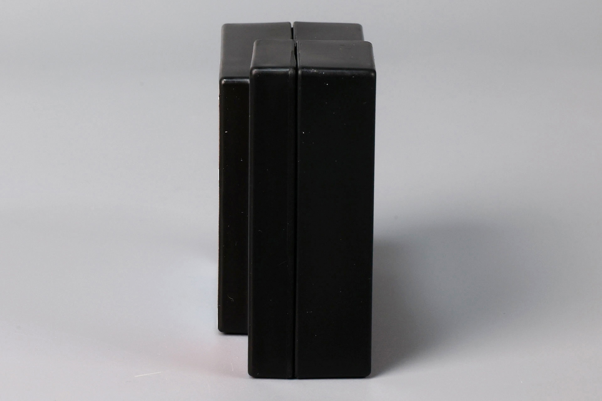 横から見るとこのような段差が付けられている