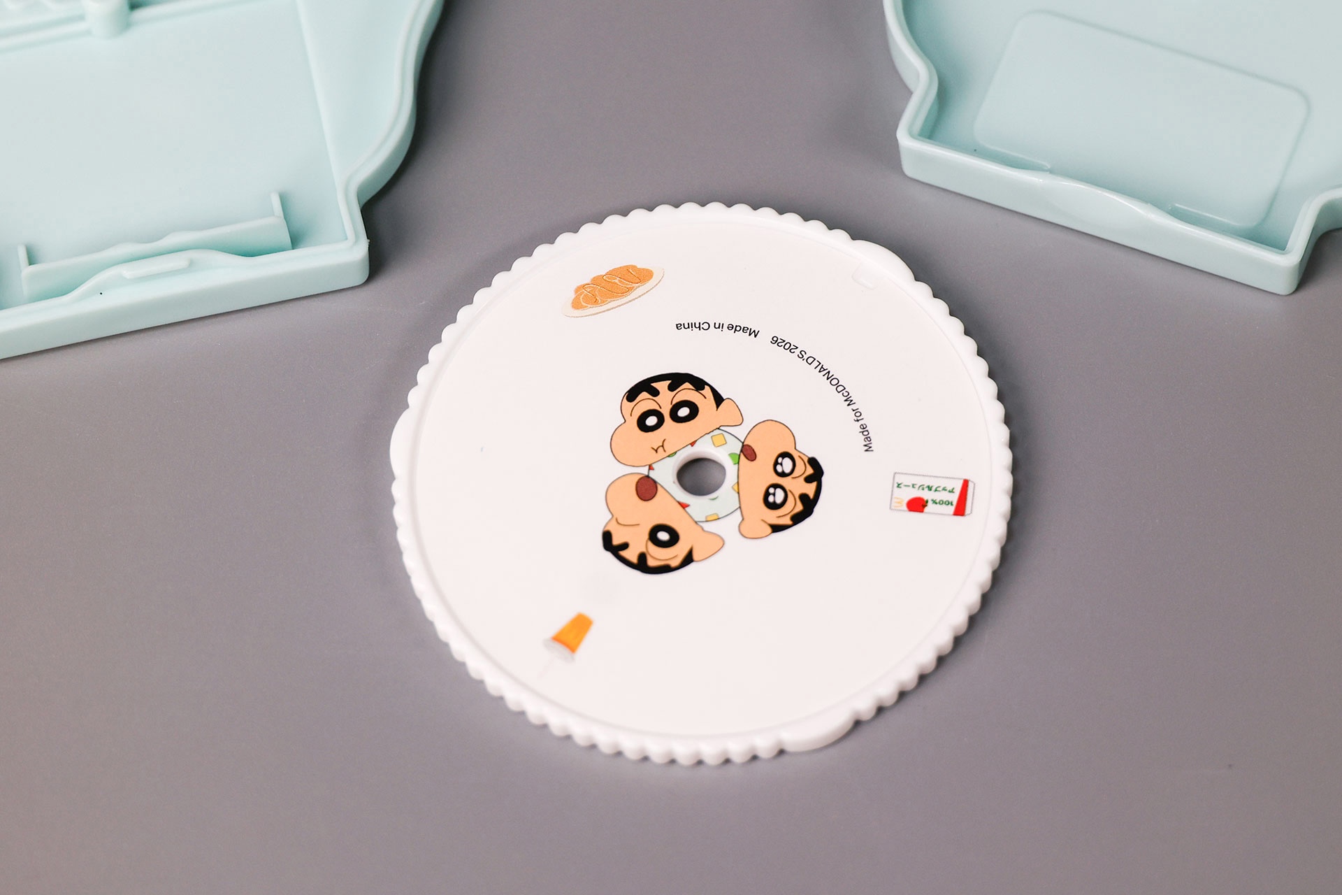 ディスクを裏返しして別の絵に切り替えることができる