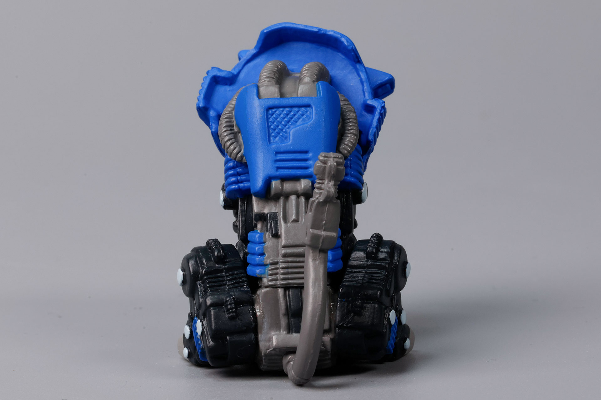 背面側から見るとメカっぽさが強い