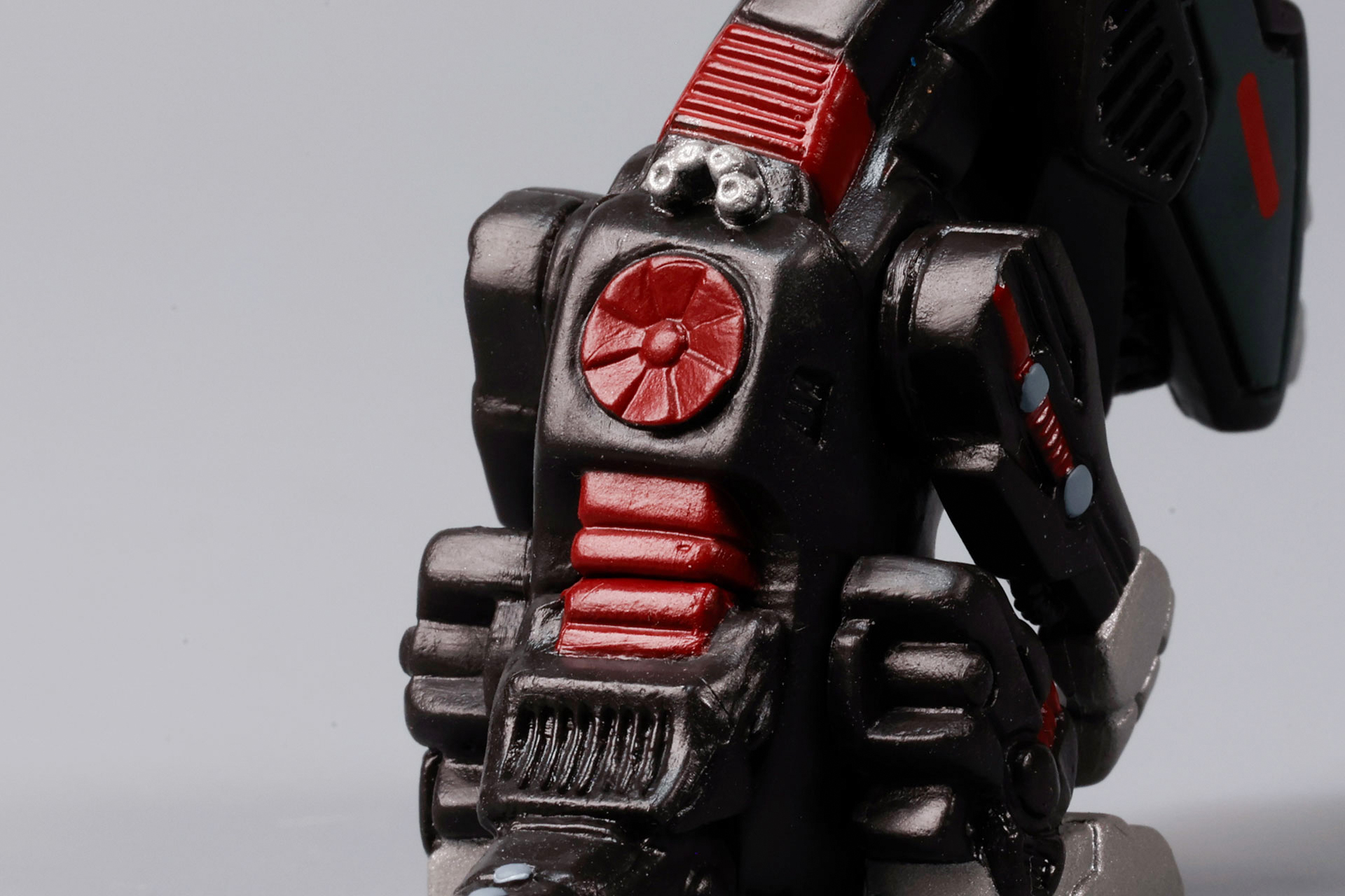 背中の巨大なファンも再現