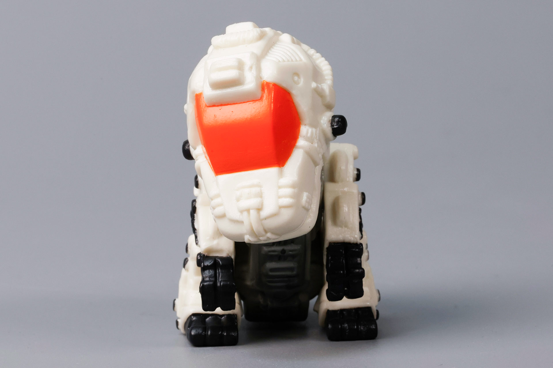 やや首を傾けたような姿になっている