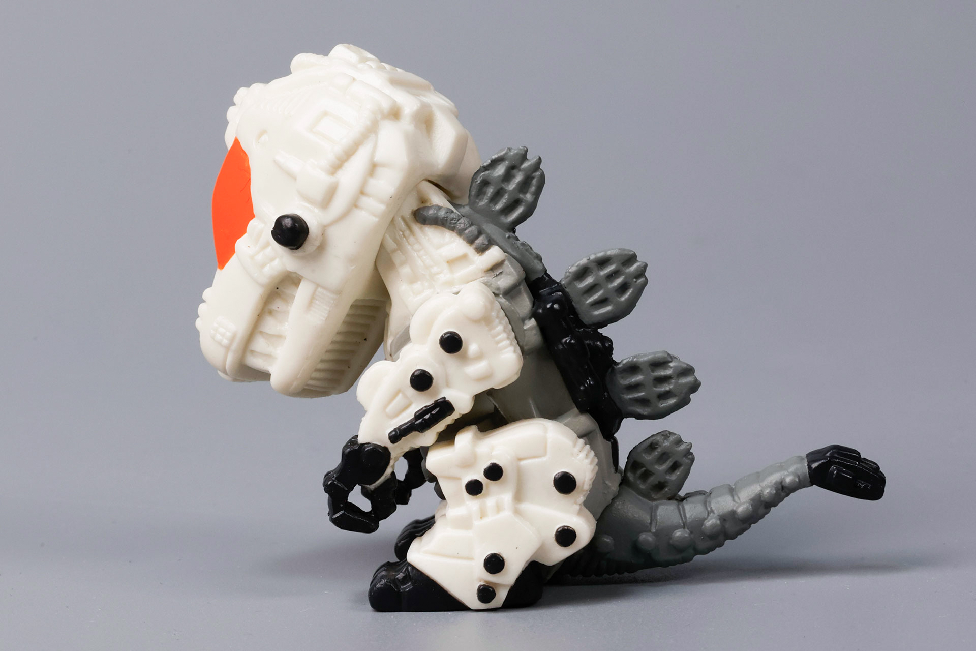 横から見ると鋭い表情をしているのがわかる