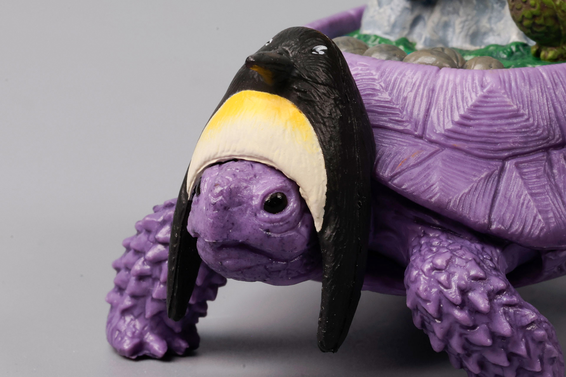 なぜか頭にはペンギンのかぶりものが！？