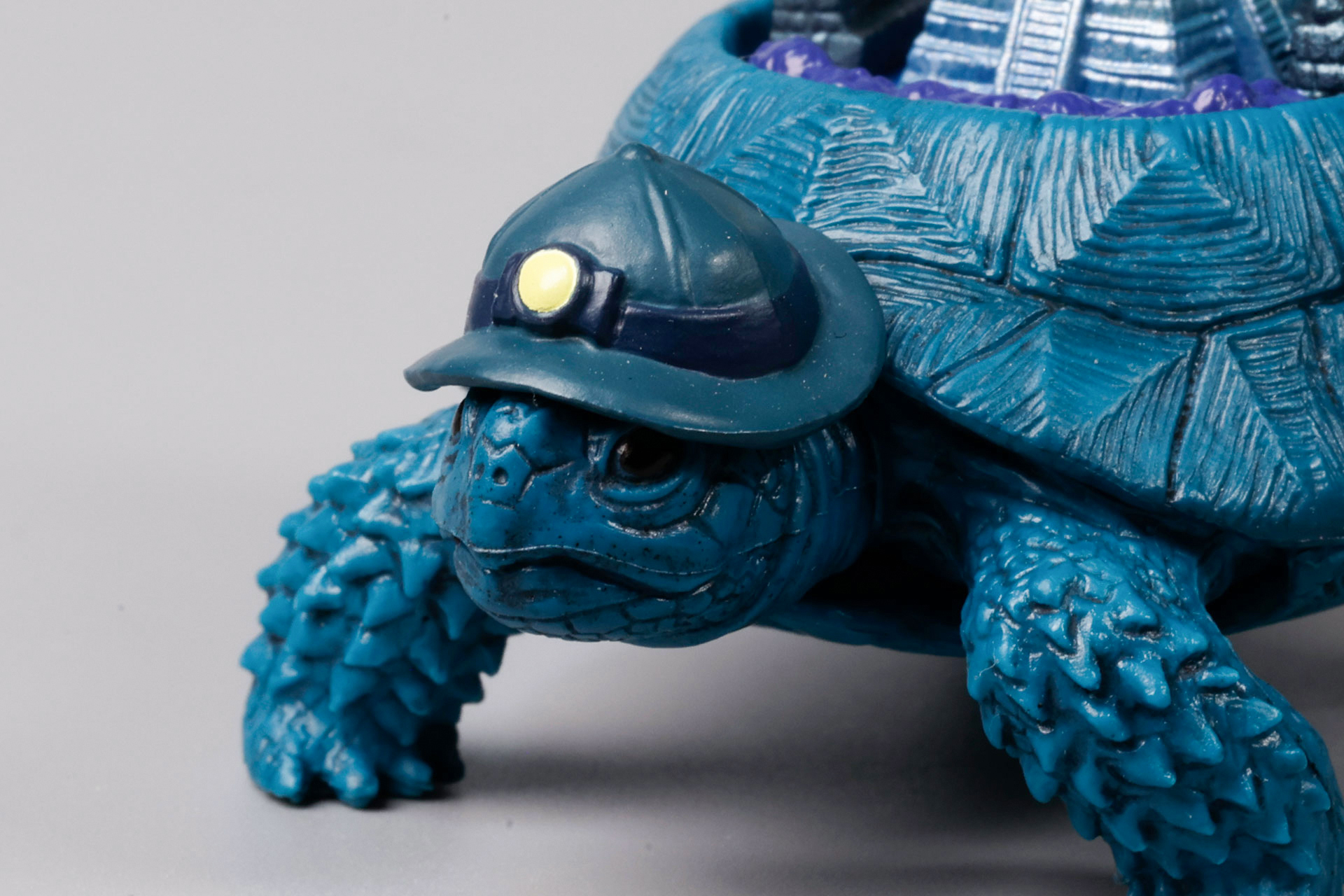 帽子のライトが光っているように見える