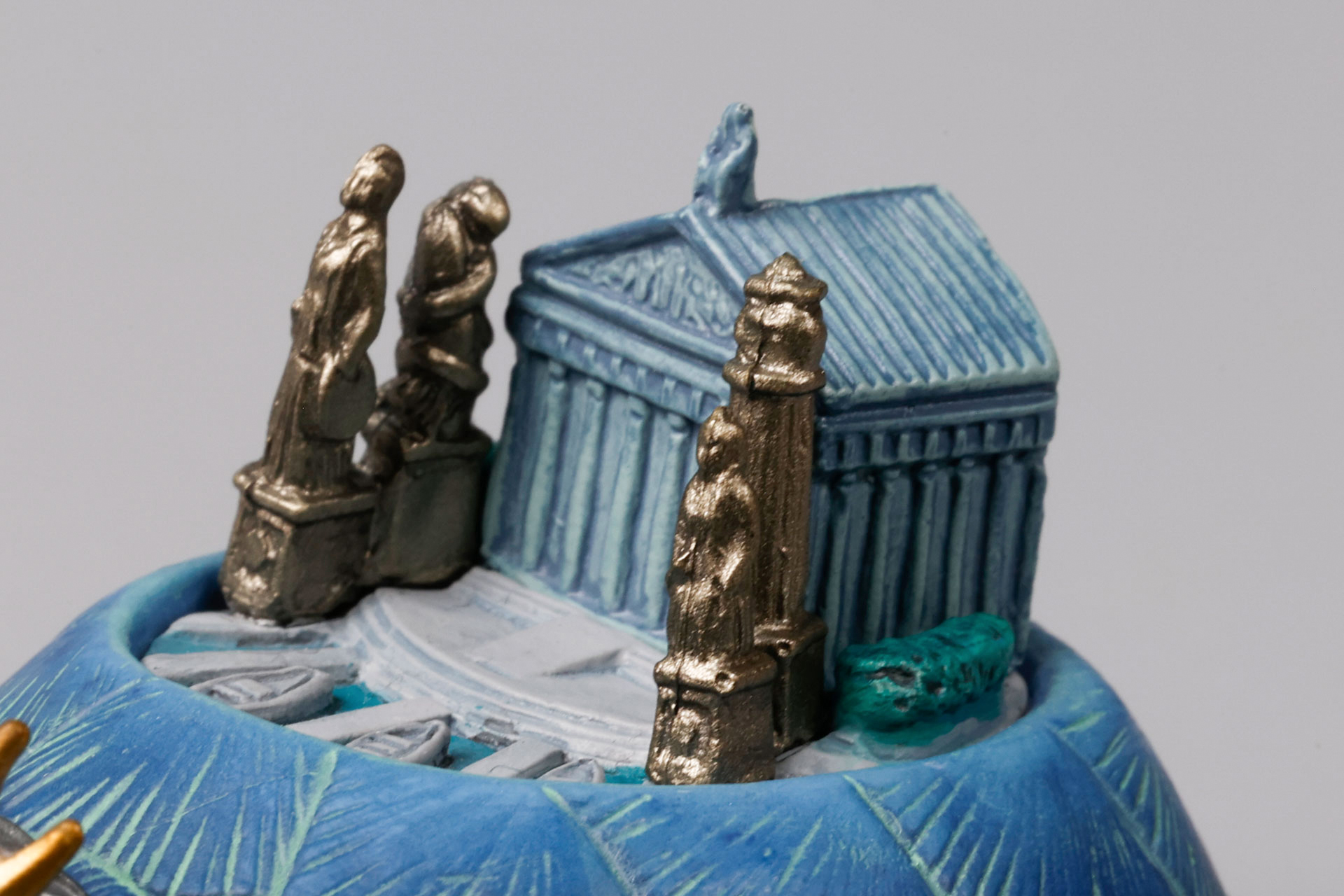 神殿と不思議な像が建っている