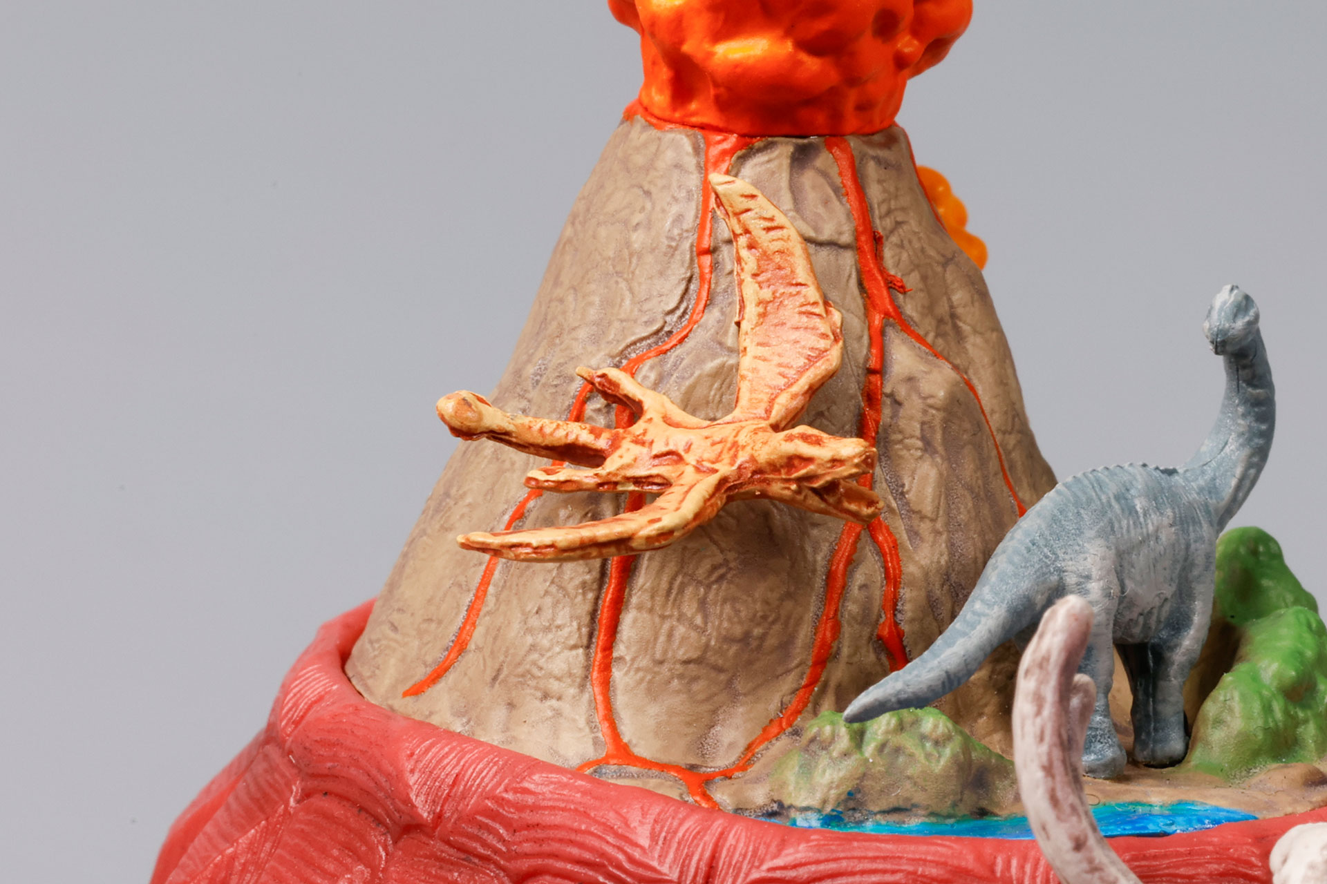 火山の近くにはなんと翼竜の姿まで！