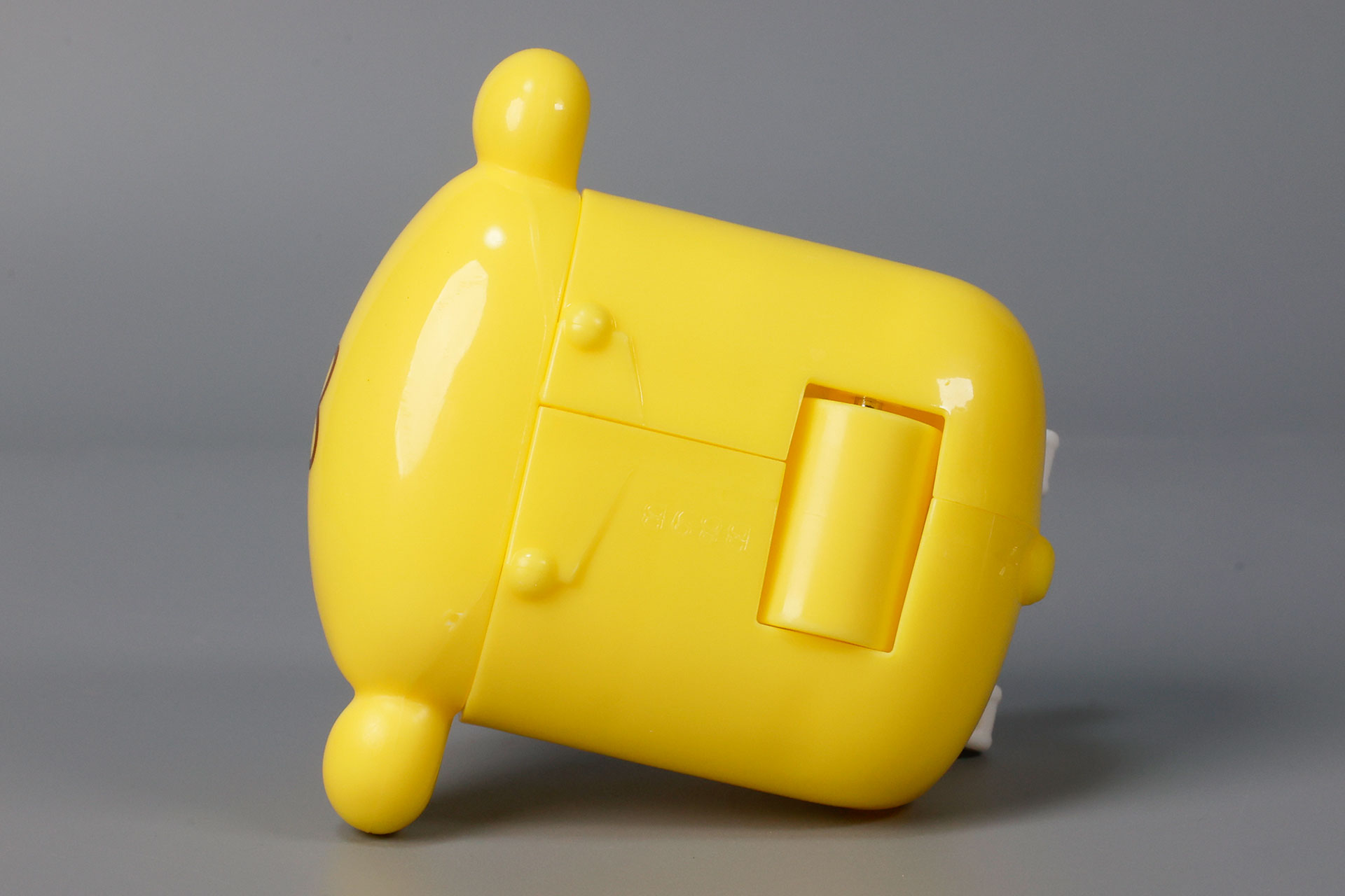 底面部分にはローラーが付けられている