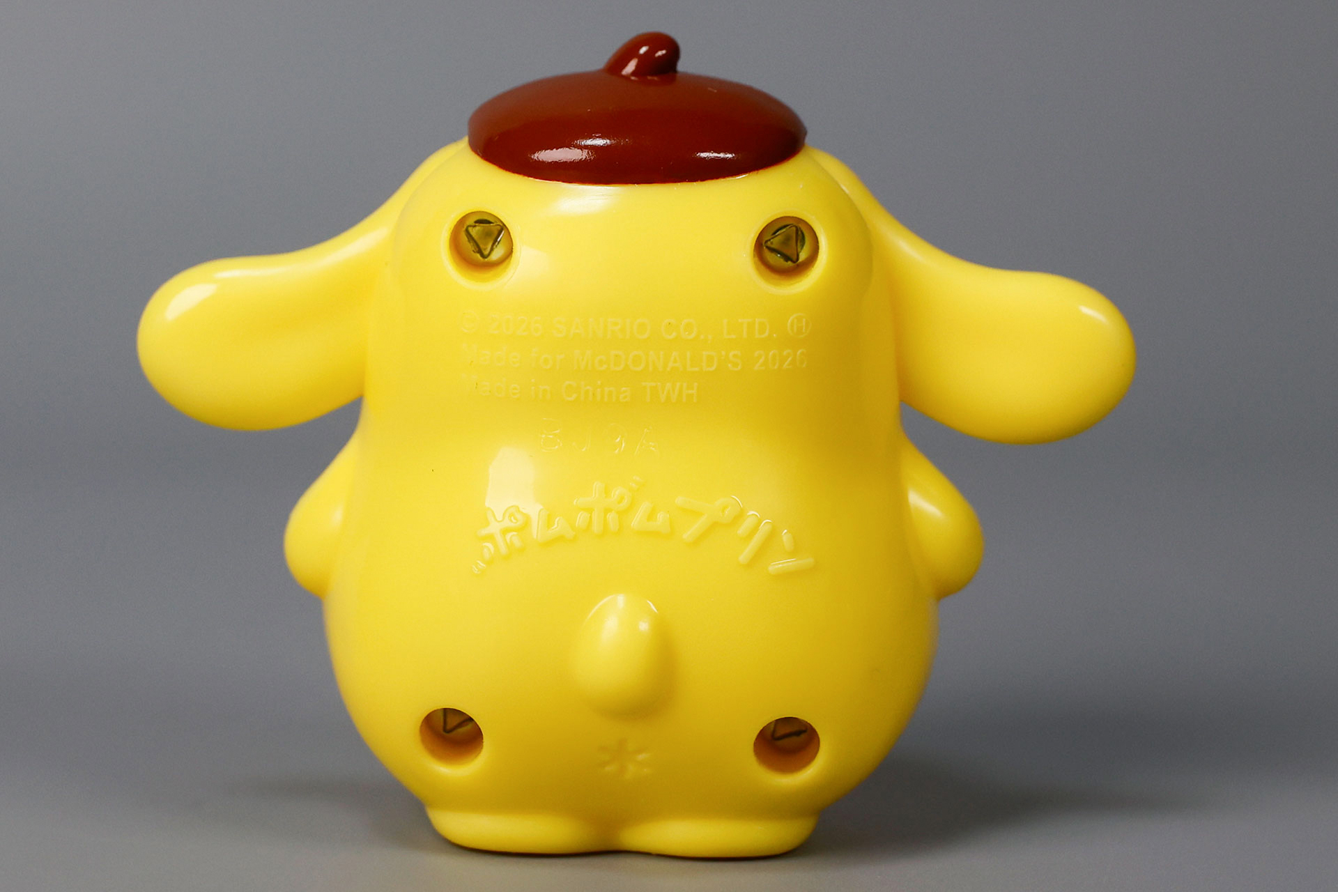 背中にはポムポムプリンのロゴが刻まれている