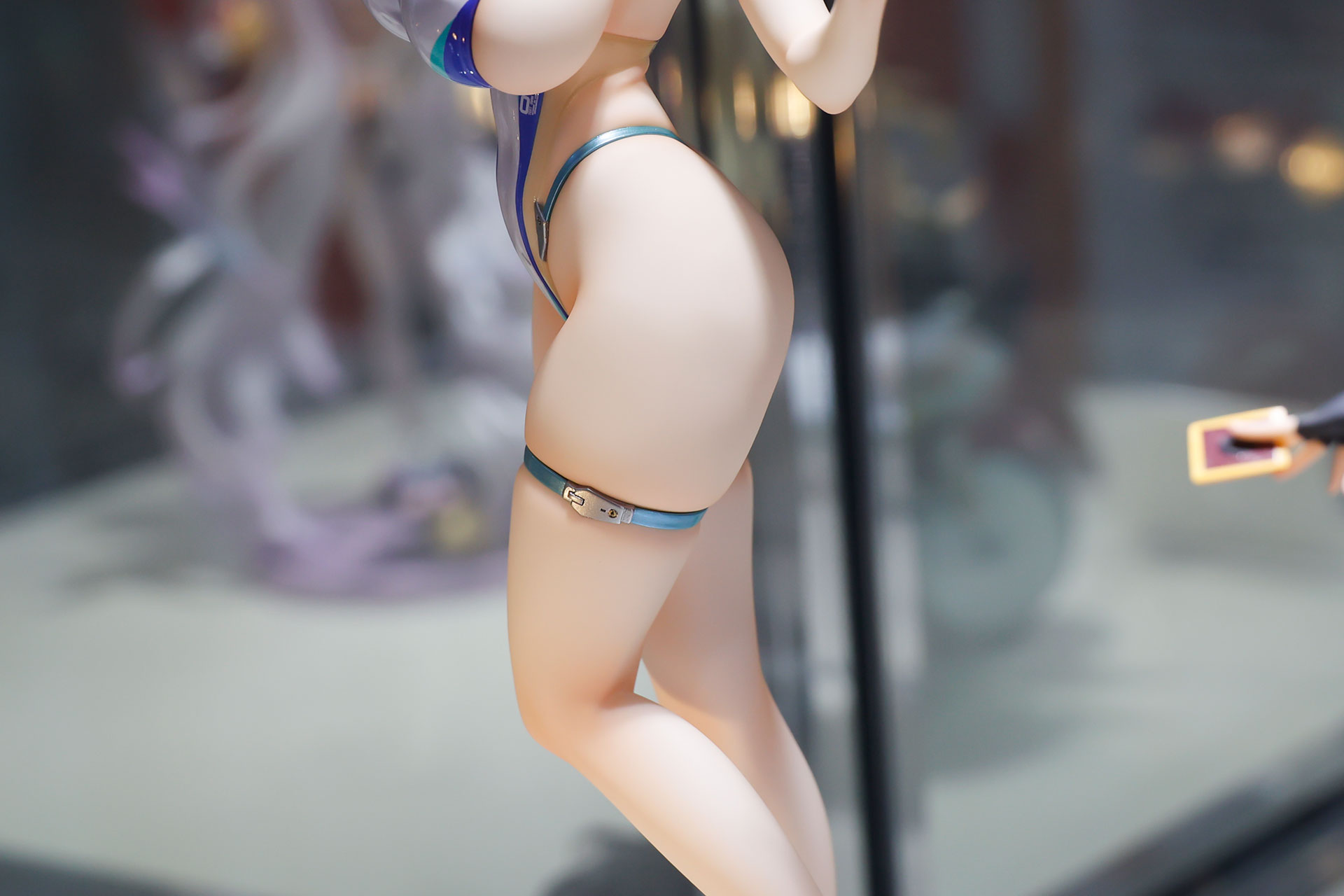 横からだと露出度の高さがよくわかる