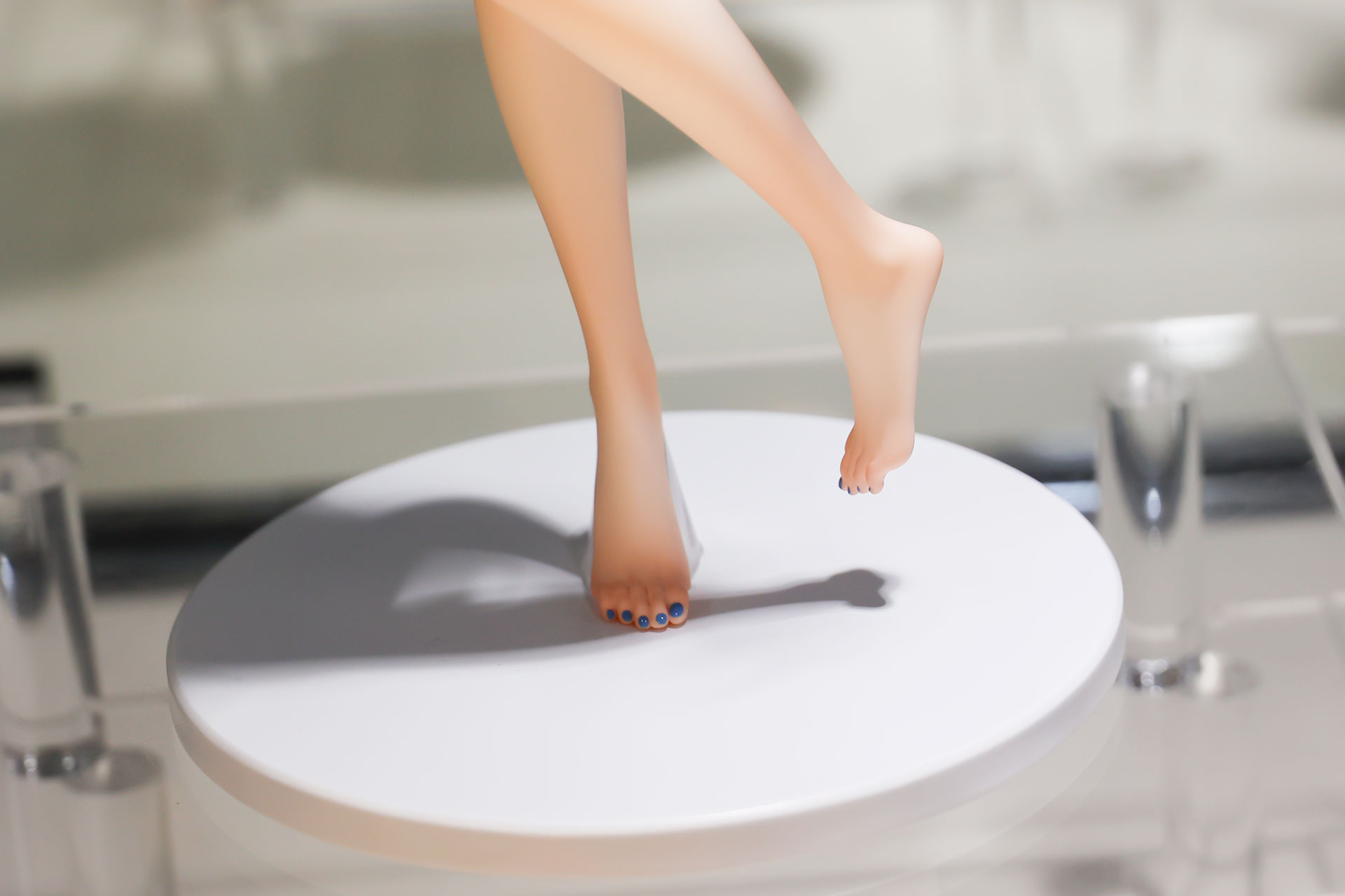 足の指には青いネイルが塗られている