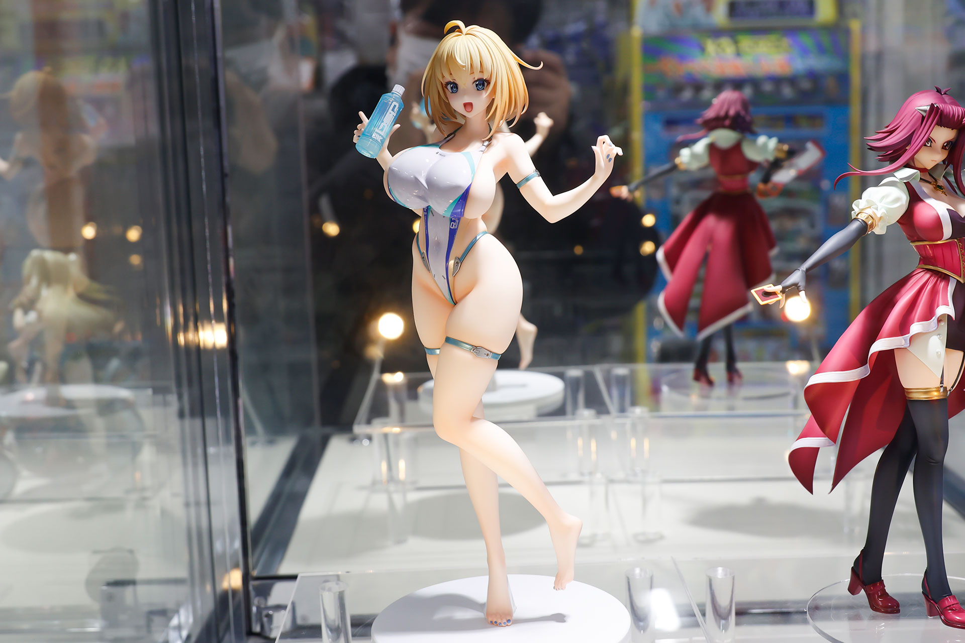 フィギュアの素材はPVCで、全高は約270mmだ