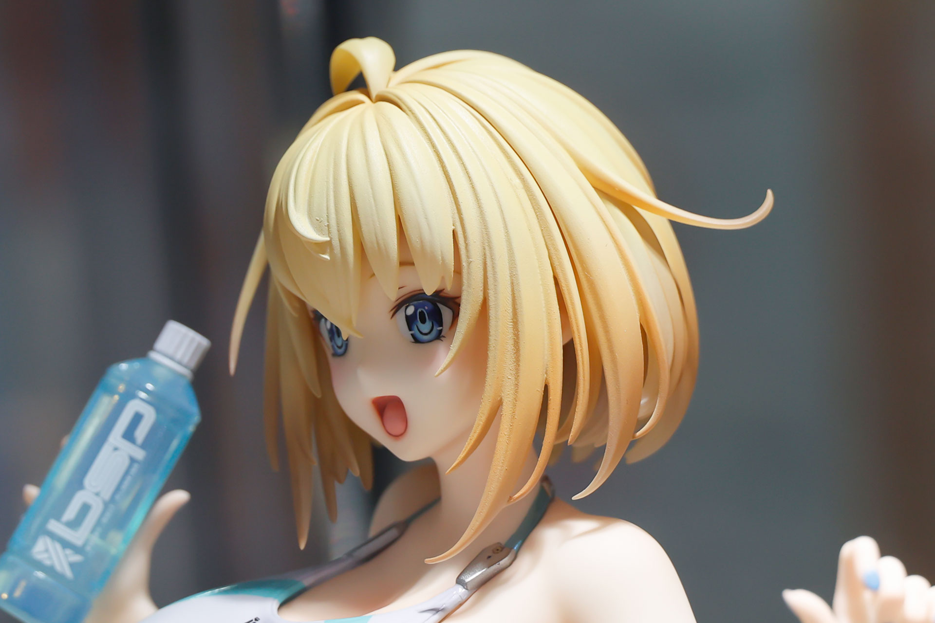 一部の髪が跳ねているところなど、丁寧に作られている