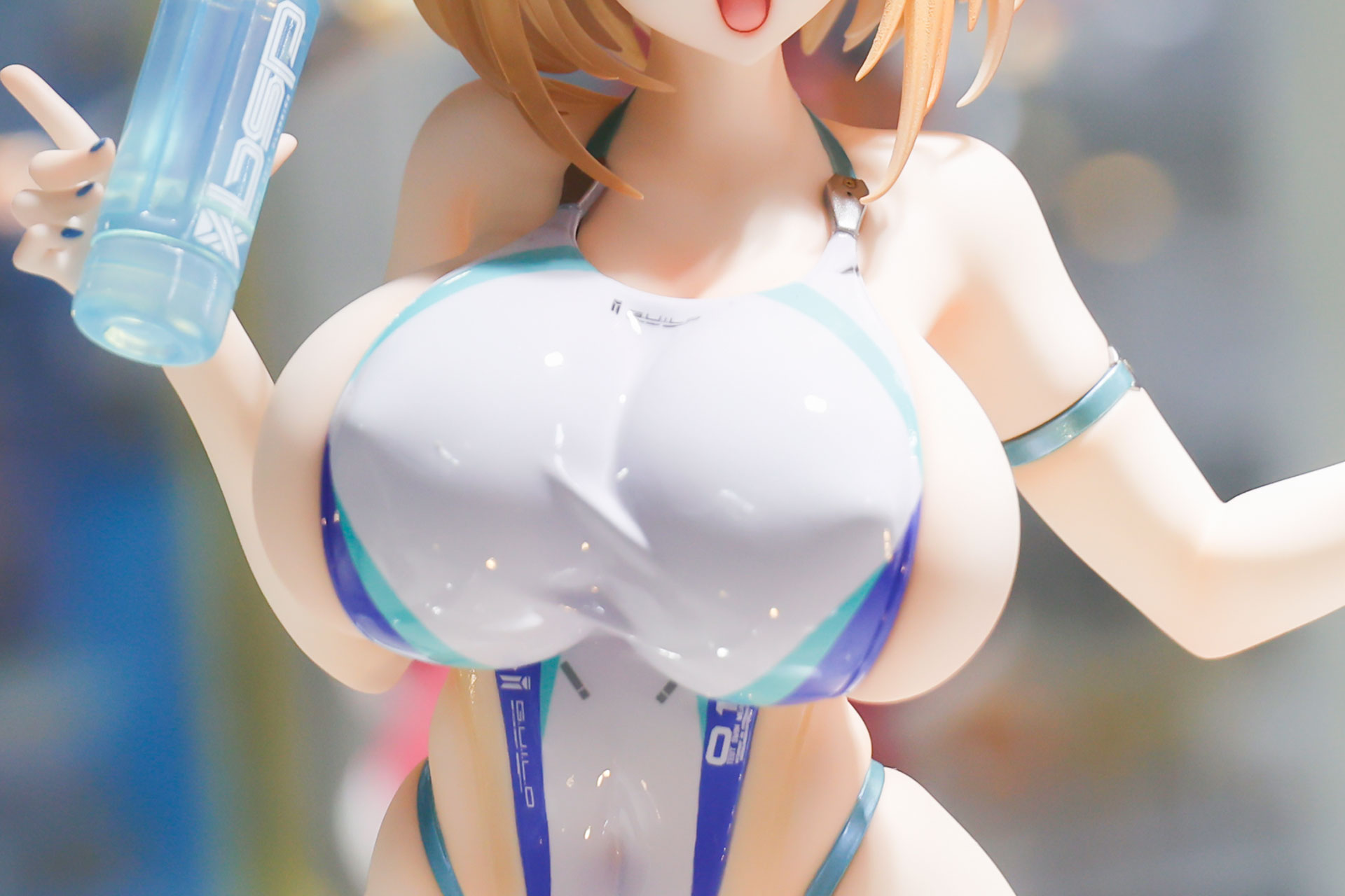 胸の谷間のシワにも注目！