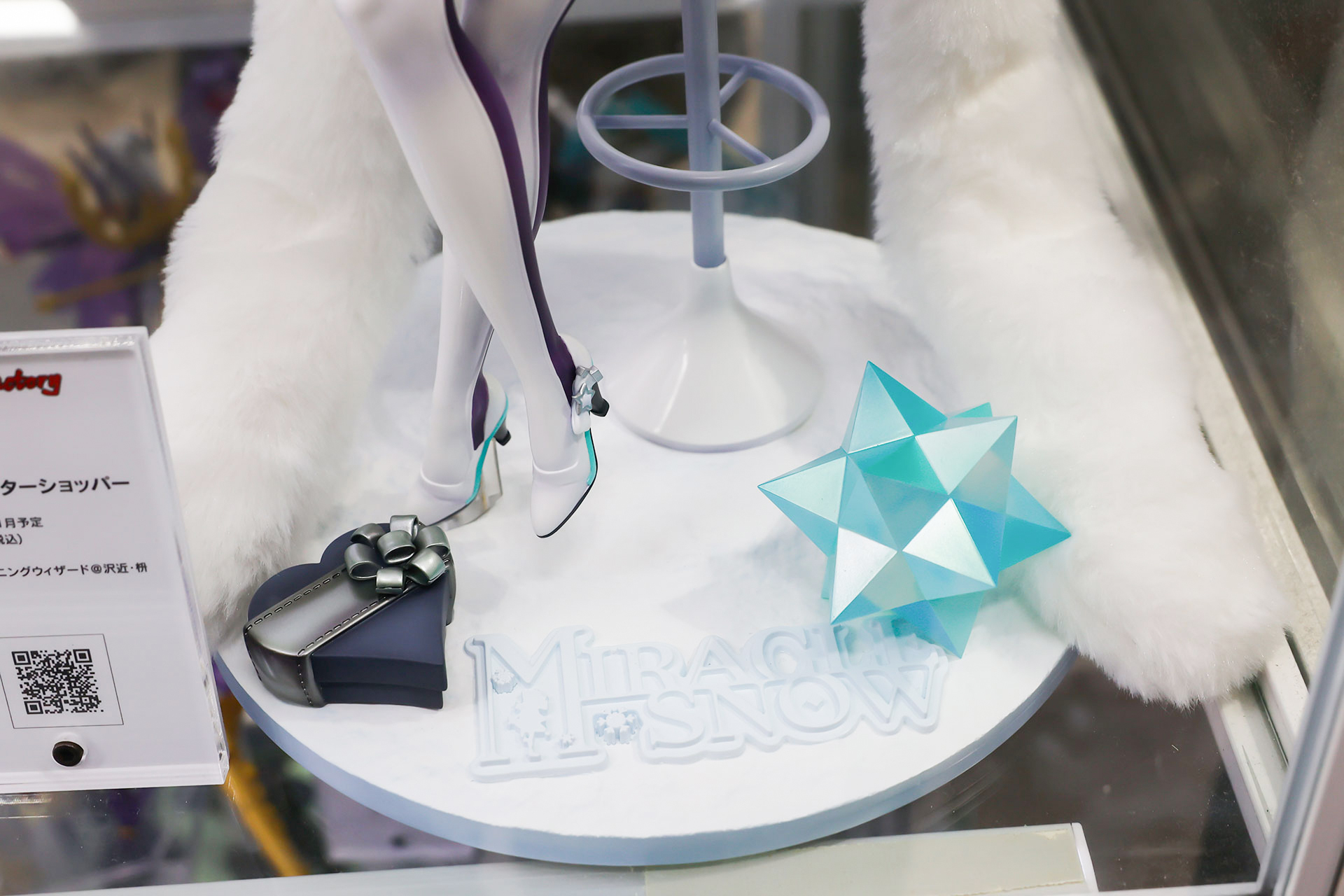 台座部分もゴージャスな見た目に仕上げられている