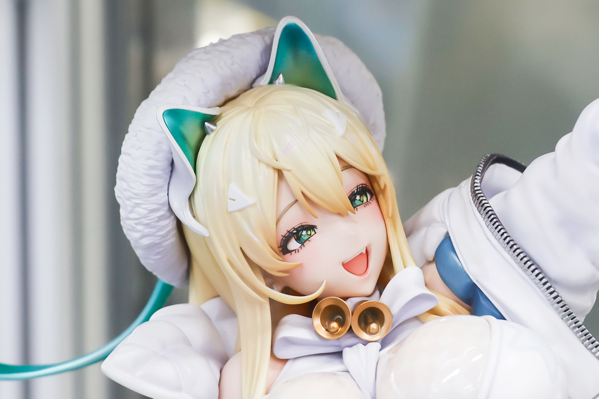 白い衣装もよく似合っている