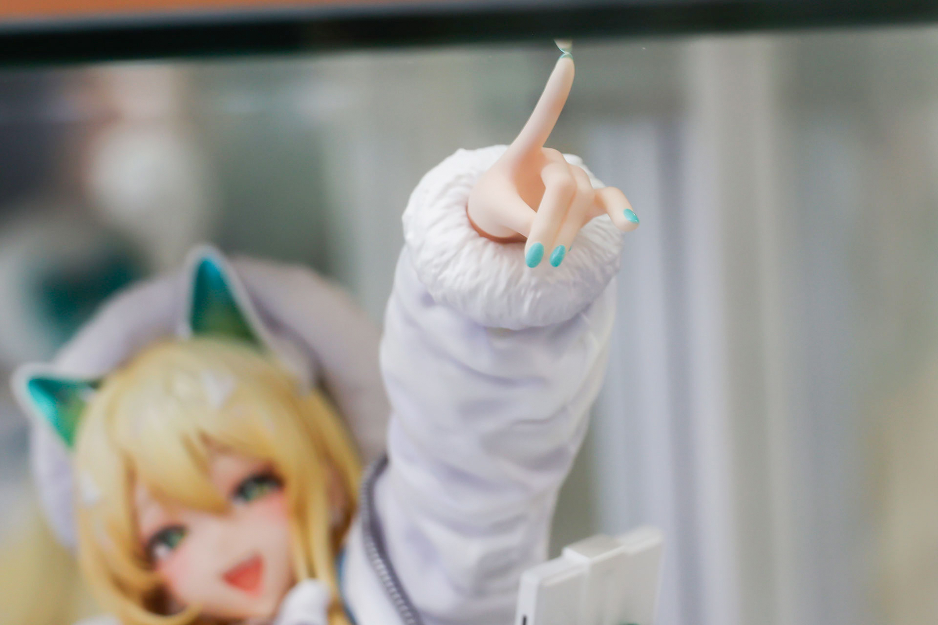 指には緑のネイルが塗られている