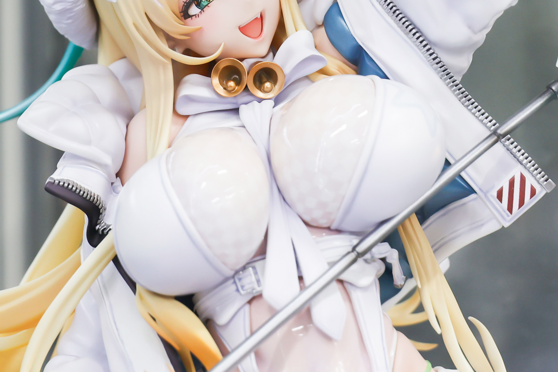 豊満なバストにも目が行ってしまう!?