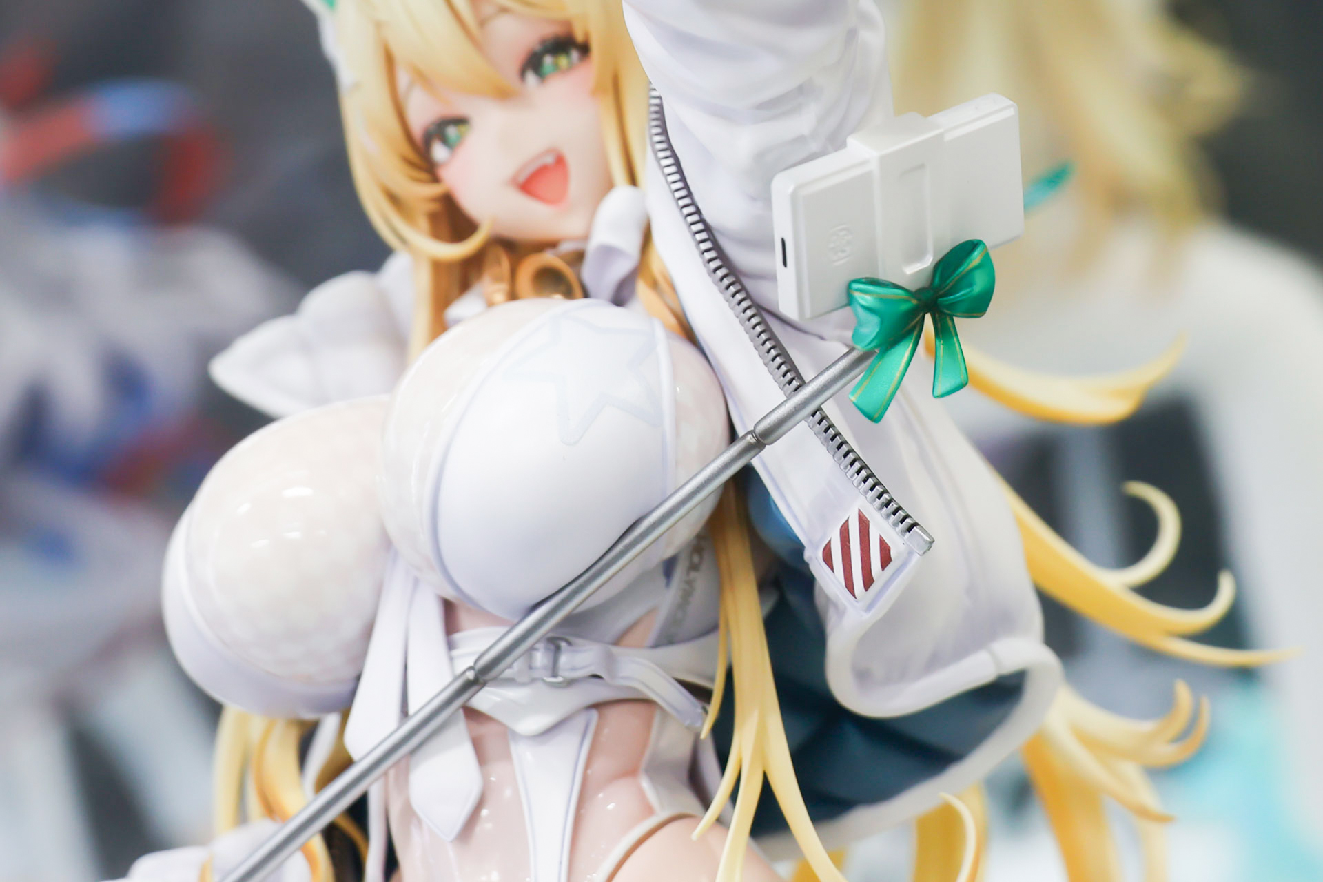 よく見るとスマホで自撮りをしている