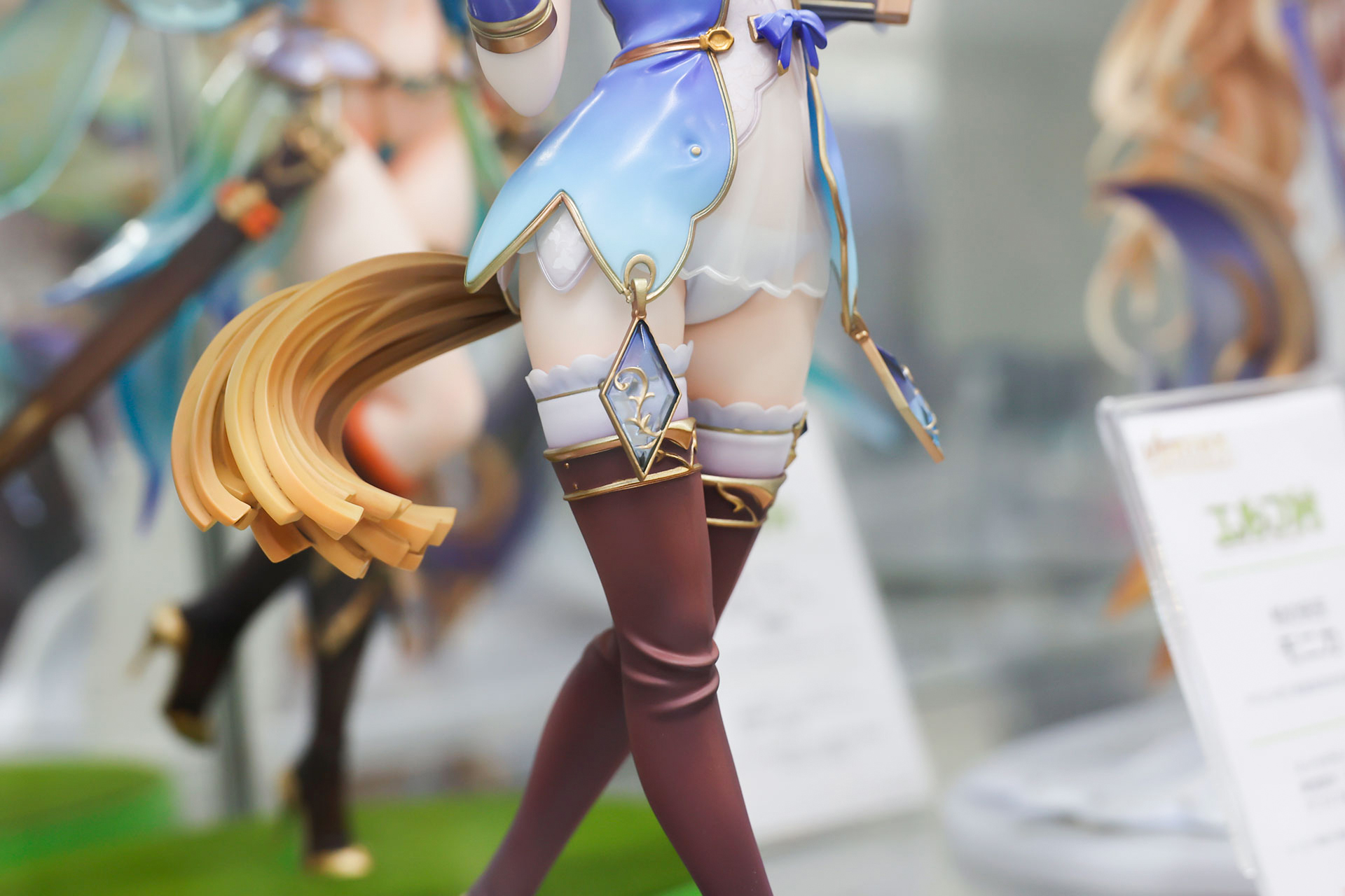 よく見ると服にしっぽのような装飾品がついている