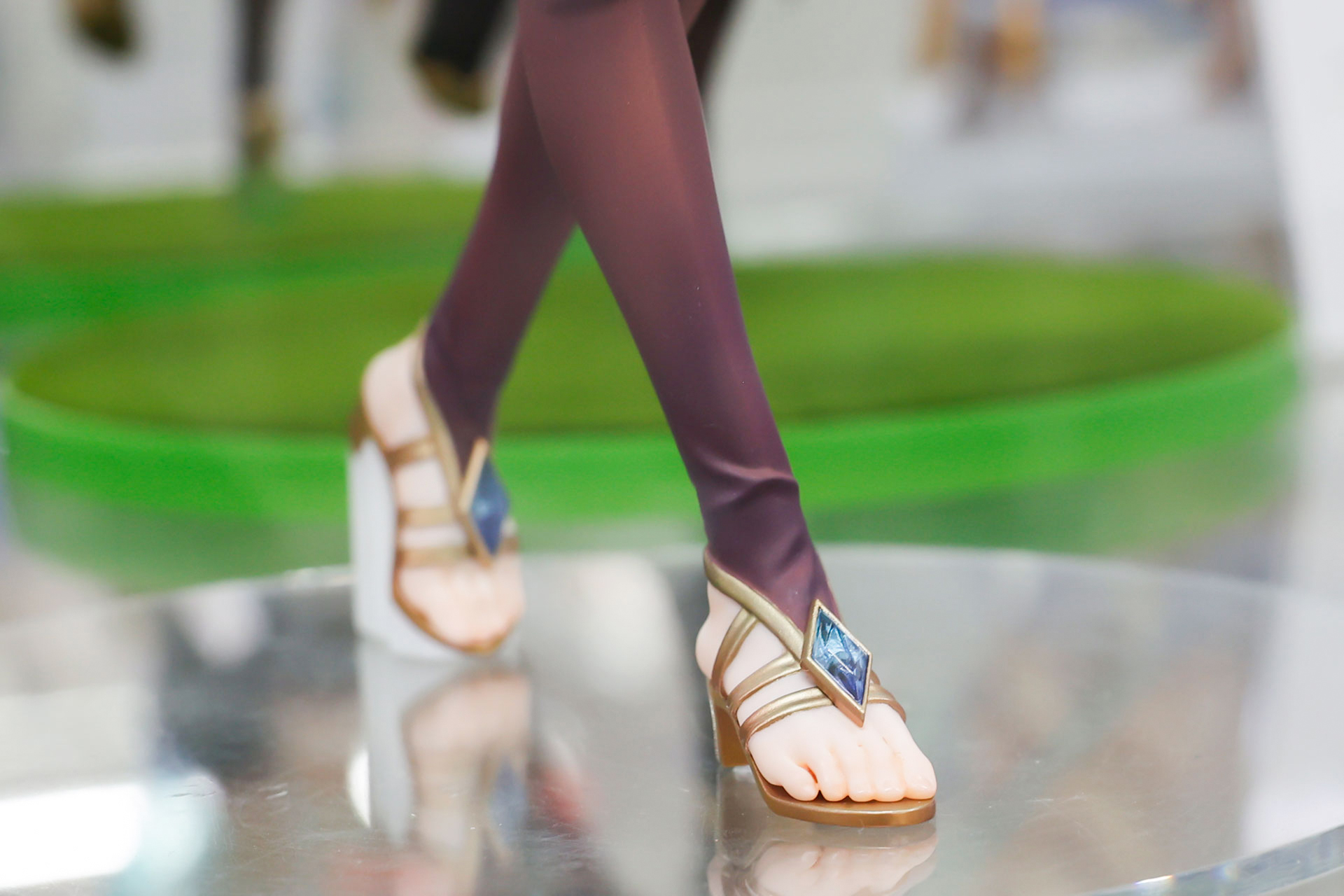 足元にも装飾品がつけられている