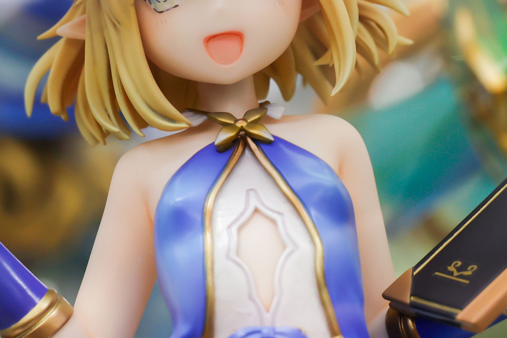 衣装は体に密着したスタイルだ