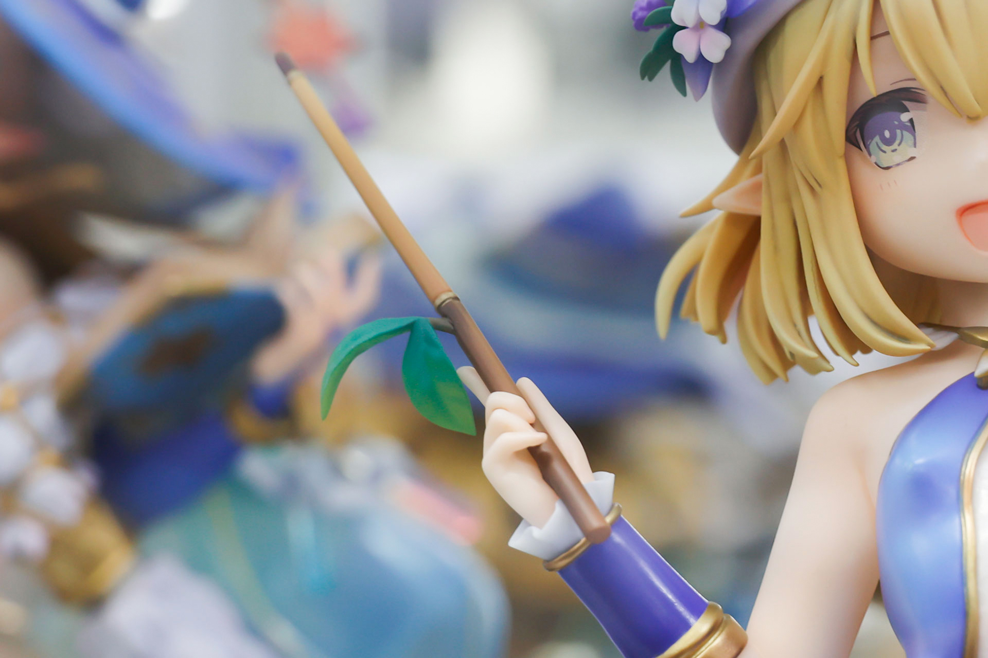 手に持った杖には葉っぱが生えている