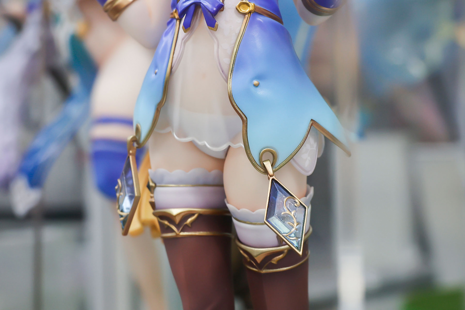 紺色から水色にグラデーションが掛かった衣装