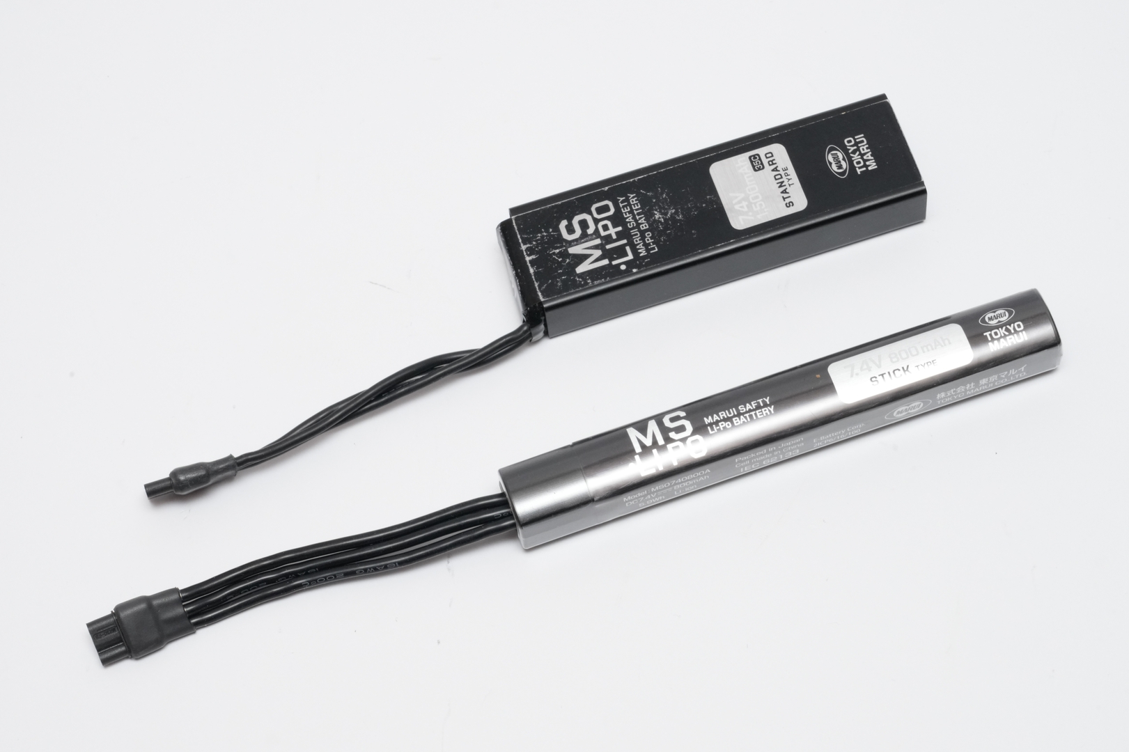 手前が「MS・Li-Po バッテリー［スティックタイプ］」（800mAh）、奥が「MS・Li-Po バッテリー［スタンダードタイプ］」（1500mAh）。