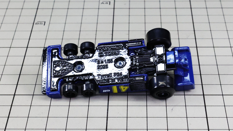 シャーシ：前側4輪のサスペンションアームの取り付け方が面白い！