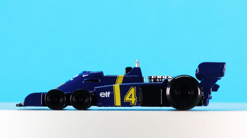 それに比べてリアタイヤはかなり太く、エンジンのトラクションを路面に伝えます