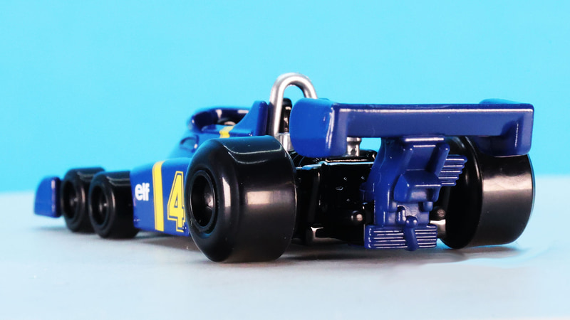 こちらのリアウイングは軽めで、中央の支柱で支えられています