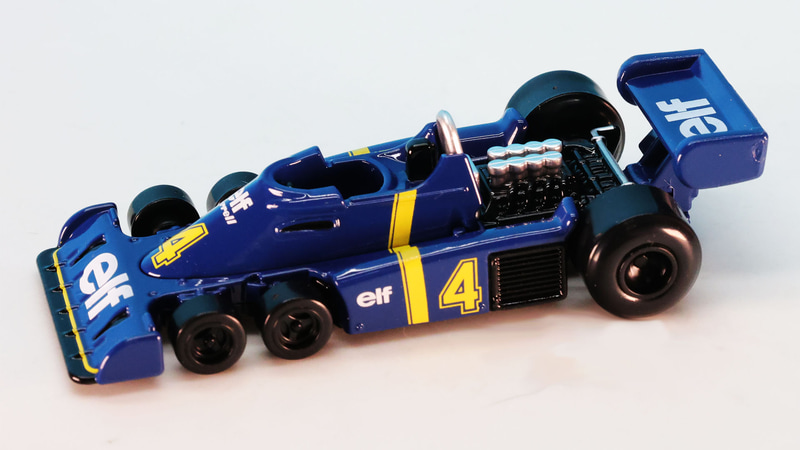 フォード・コスワースDFVのV8エンジンのエアファンネルはむき出しになっています