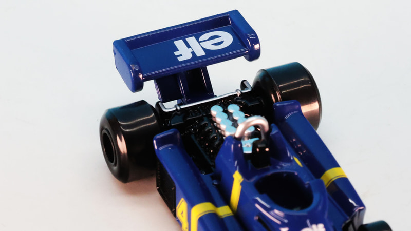 リアウイングにはガソリン供給の“elf”がプリントされています