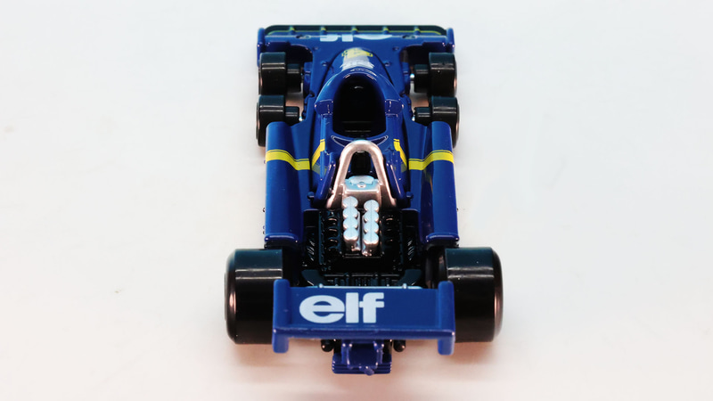 コックピット後ろの細いロールバーも再現しています