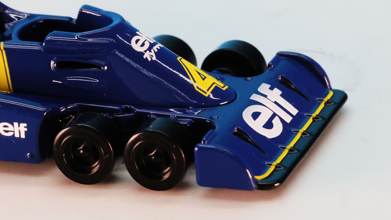 ノーズ部分のディテールに追従するカラーリングに注目です