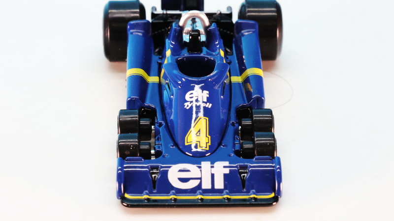 ノーズ部分には大きな“elf”と“Tyrrell”のロゴをプリントしています