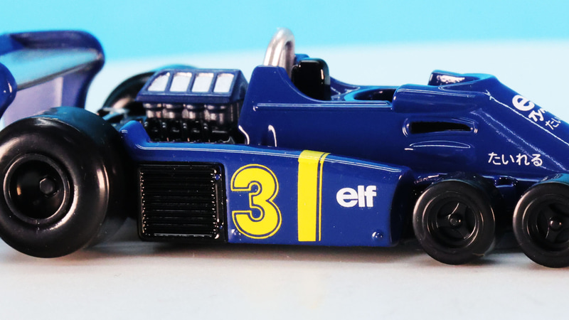 こちらのエンジンのエアファンネル部分にはカバーが設置されています。細かい違いが楽しい！