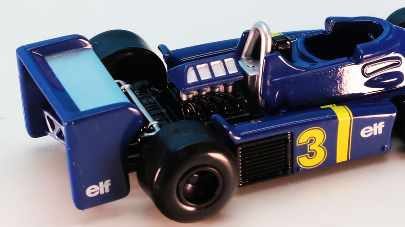 真横に突き出たラジエーターが開発の苦労を思い起こさせます