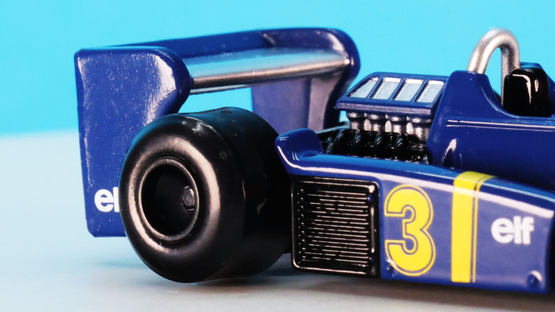 真横に突き出たラジエーターが開発の苦労を思い起こさせます