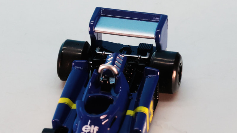 巨大なリアウイングはきっちり塗分け再現されています