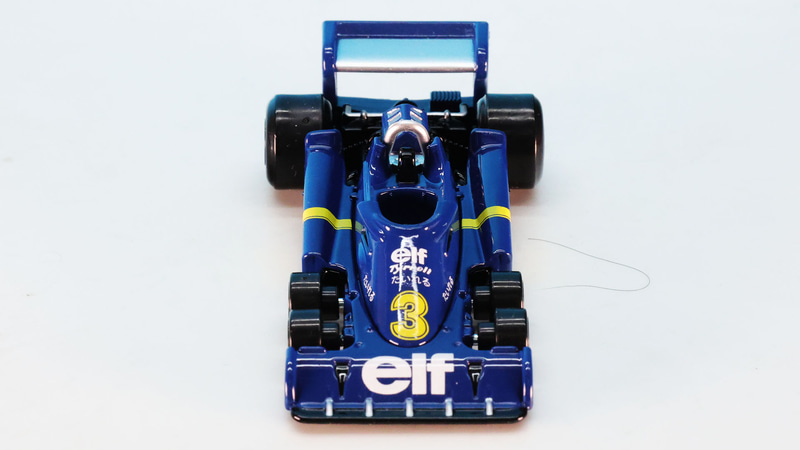 コックピット左右のサイドポンツーンの溝形の構造に注目です