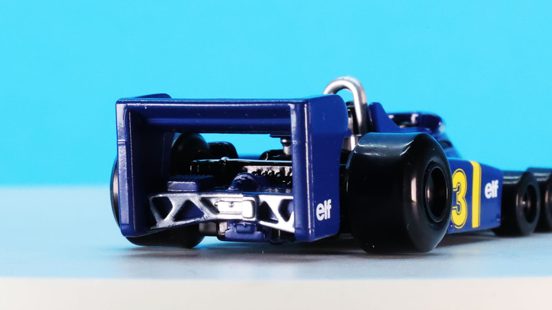 リアウイングは中央ではなく、下部の巨大なトラスフレームでシャーシと繋がっています